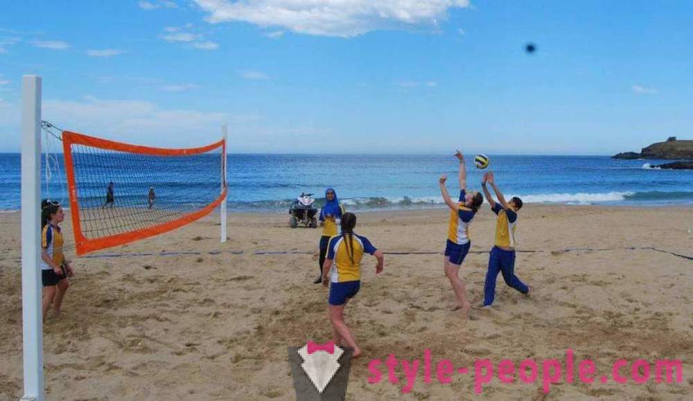 Beach volleyball: mga patakaran at mga tampok dynamic na laro