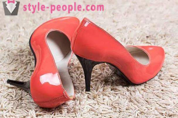 Sapatos Court sa average na takong: isang pagsusuri ng ang pinakamahusay na mga estilo at mga modelo