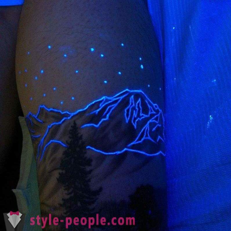 Tattoo na makikita lamang sa ilalim ng UV light