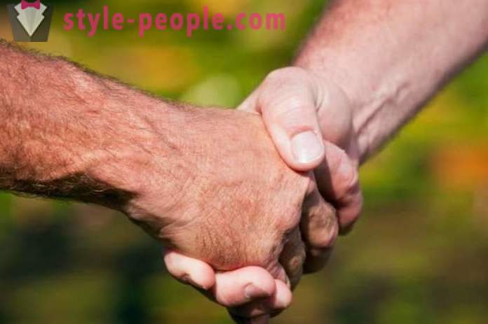 Ang kasaysayan ng mga tradisyon ng mga lalaki handshake