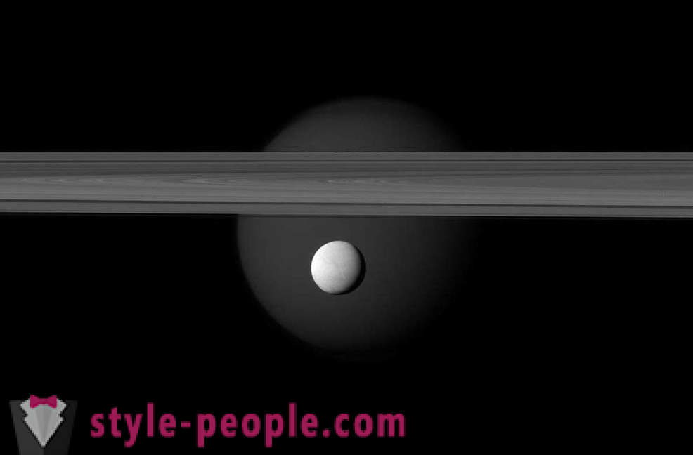 Ika-anim na satellite ng Saturn sa lens