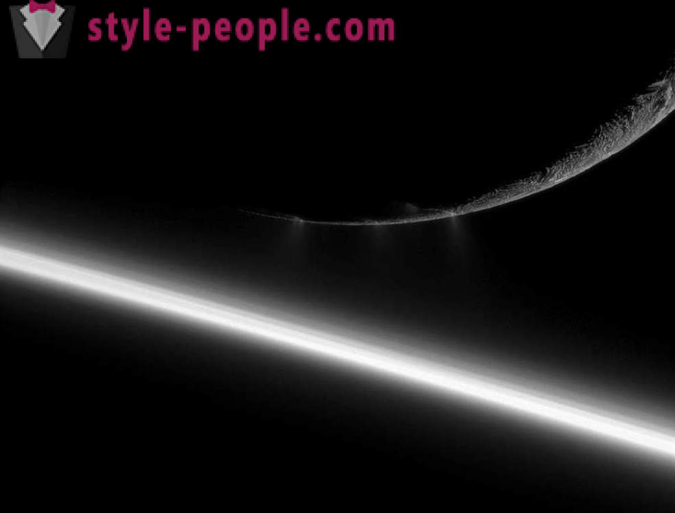 Ika-anim na satellite ng Saturn sa lens