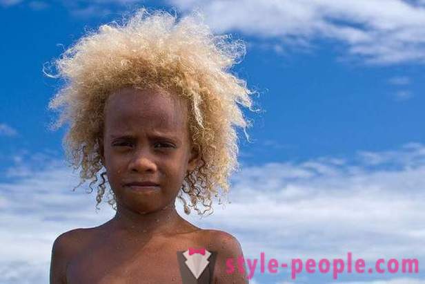 Ang kuwento ng ang itim na naninirahan sa Melanesia na may olandes buhok