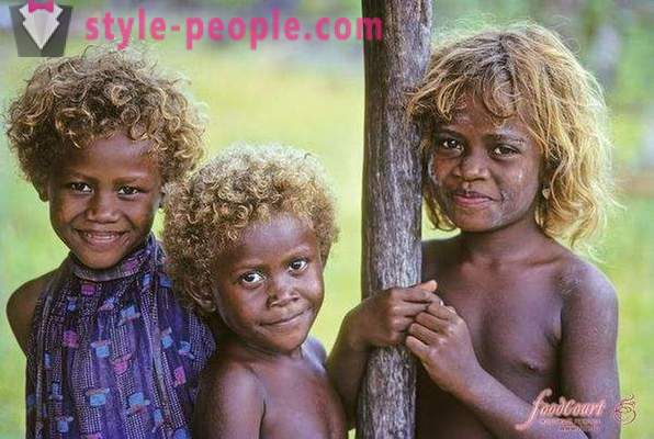 Ang kuwento ng ang itim na naninirahan sa Melanesia na may olandes buhok