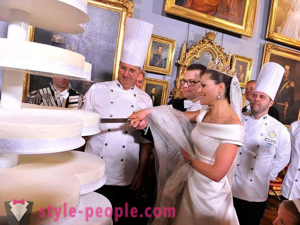 Ang isang seleksyon ng mga nag-aaklas ang royal wedding cakes