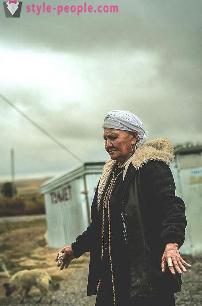 West photographer ginugol ng dalawang buwan ng pagbisita Kazakh shaman