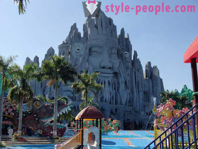 10 pinaka-di-pangkaraniwang mga theme park sa mundo