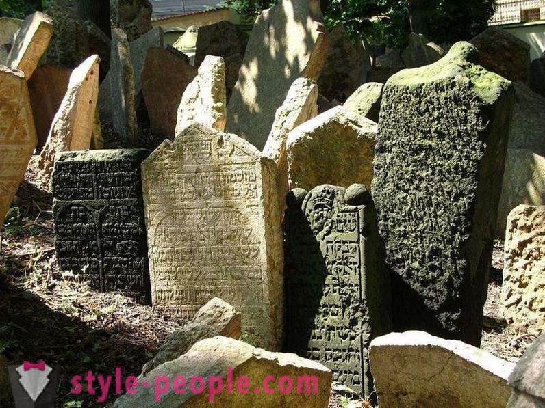 Multilayer Jewish Cemetery sa Prague
