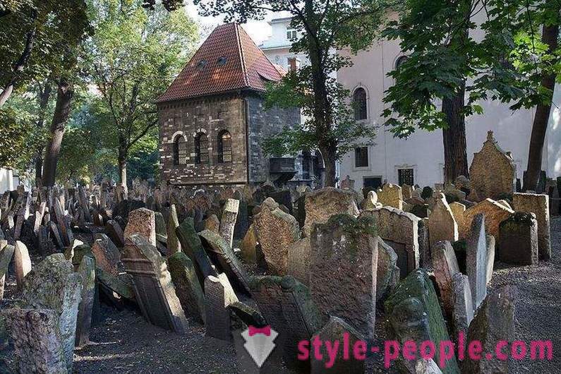 Multilayer Jewish Cemetery sa Prague