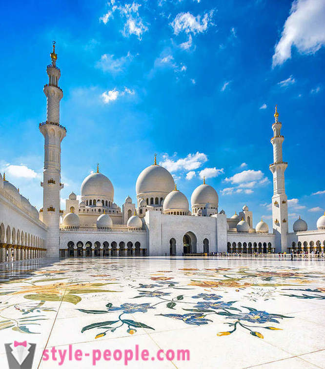 Sheikh Zayed Mosque - ang pangunahing showcase pagkalaki-laki kayamanan ng Emirate ng Abu Dhabi
