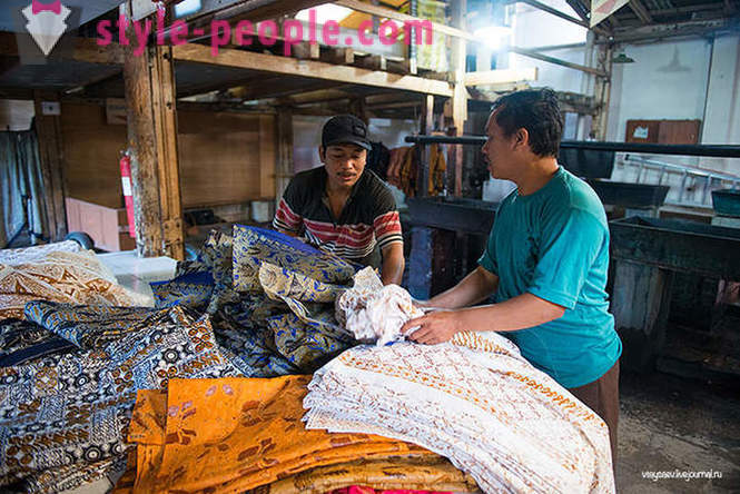 Paano gumawa ng batik sa Indonesia