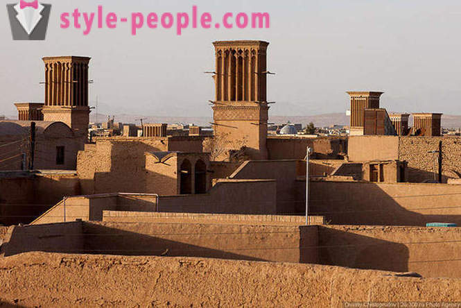 Maglakad sa clay lungsod sa Iran