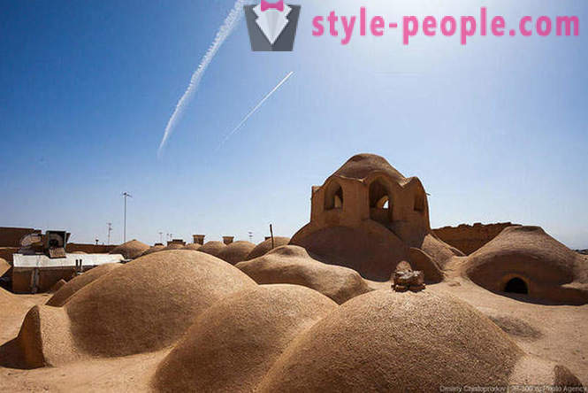 Maglakad sa clay lungsod sa Iran