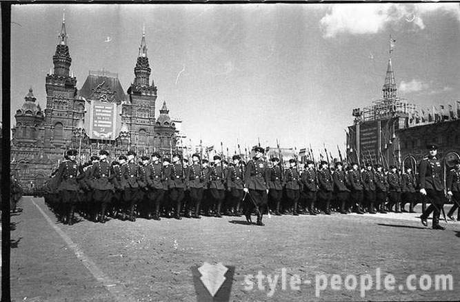 Ang parada sa Red Square sa Mayo 1, 1951
