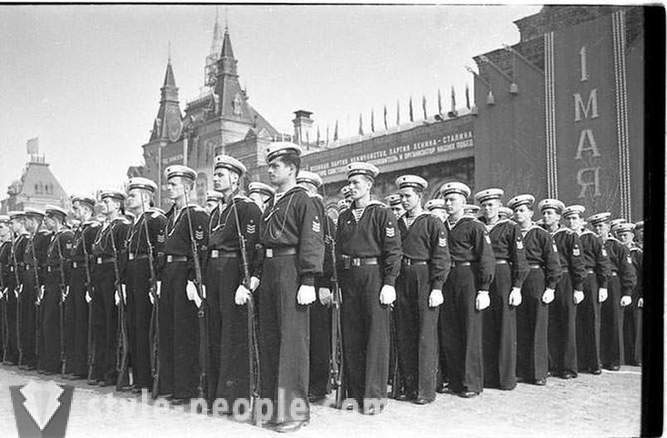 Ang parada sa Red Square sa Mayo 1, 1951