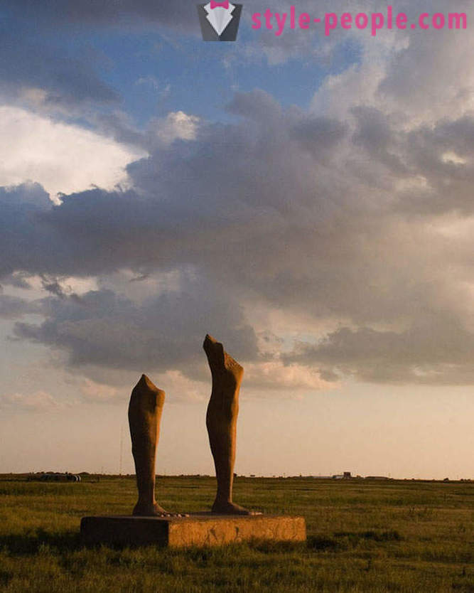 10 pinaka-kakaiba at kakaiba statues sa mundo