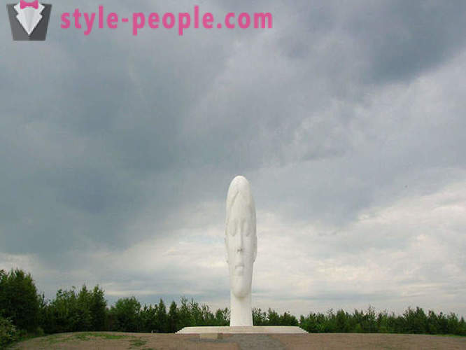 10 pinaka-kakaiba at kakaiba statues sa mundo