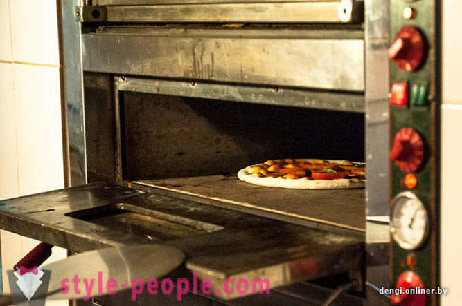 Italian chef sumusubok Belarusian pizza