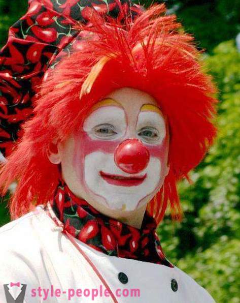 Holiday home: clown makeup sa iyong mga kamay