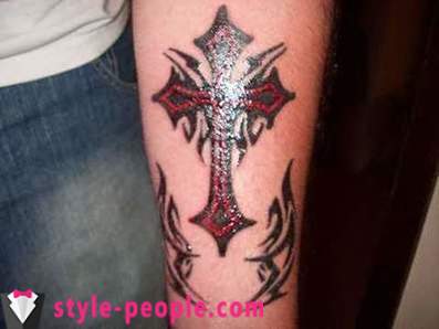 Cross tattoo sa kanyang braso. ang halaga nito