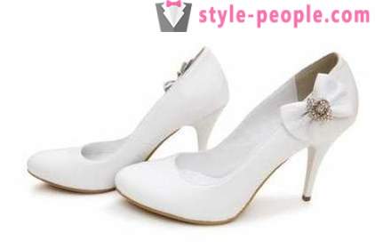 White mga sapatos para sa fashionistas