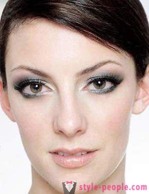 Upang laging maging maganda: makeup para sa maliit na mga mata
