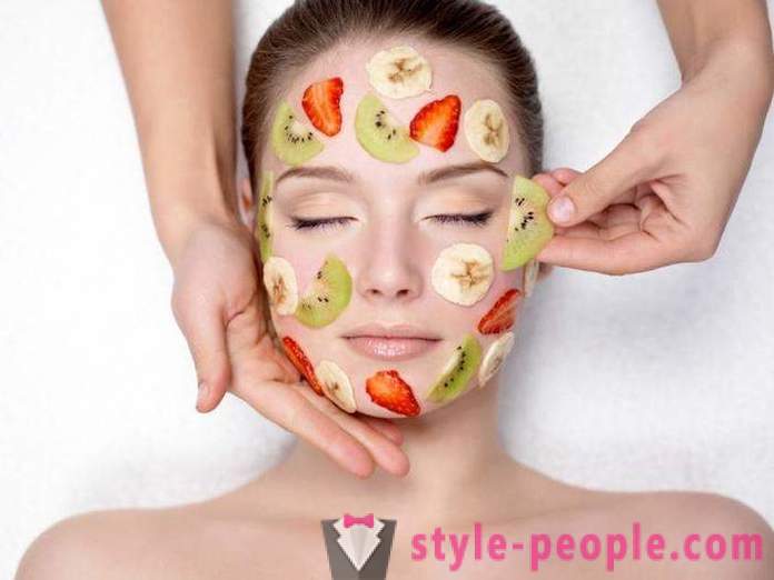 Aalaga para sa iyong balat ng maayos: facial mask ng strawberry at iba pang mga lihim na kagandahan